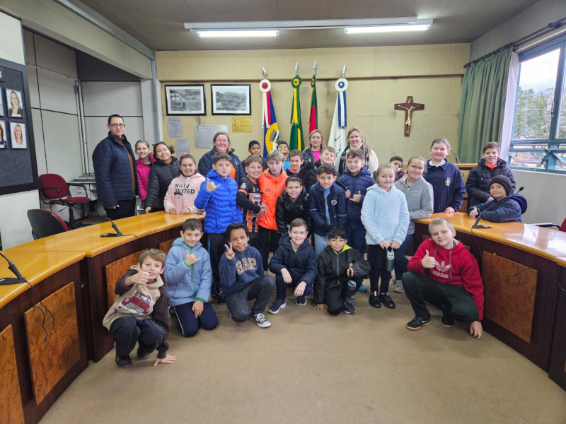 Alunos da EMEF Santos Reis visitam a Câmara Municipal